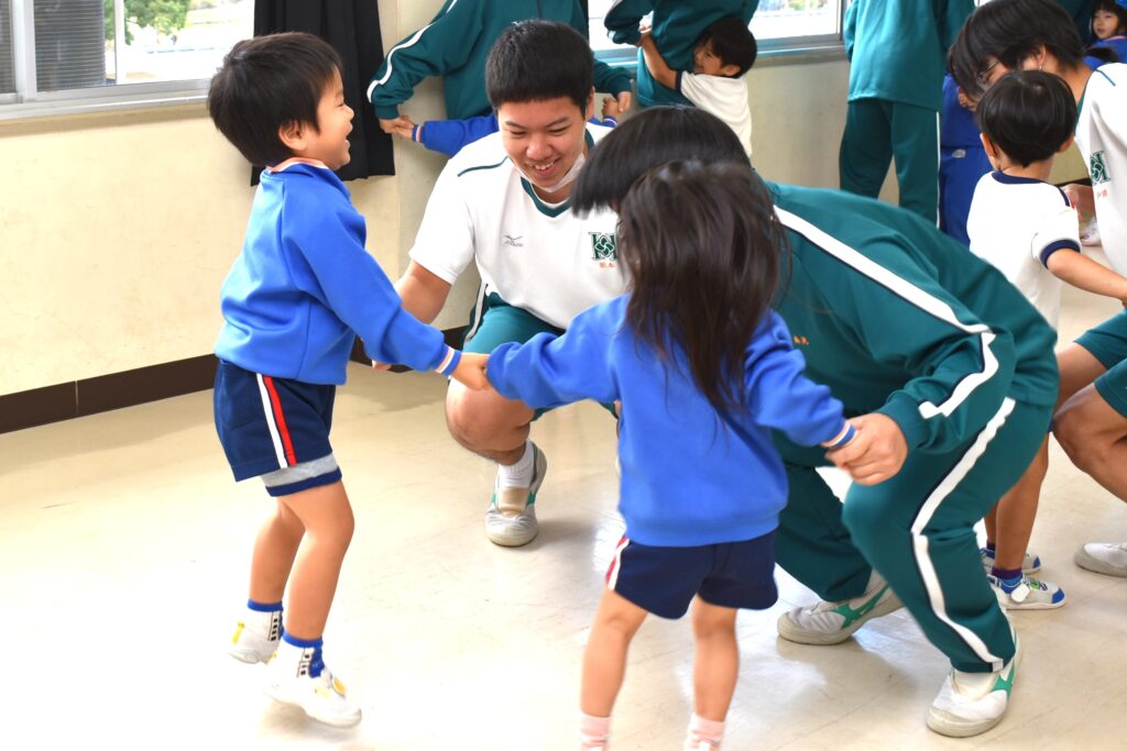 しゃがんでほしいのにジャンプ！予測不可能な子どもの洗礼