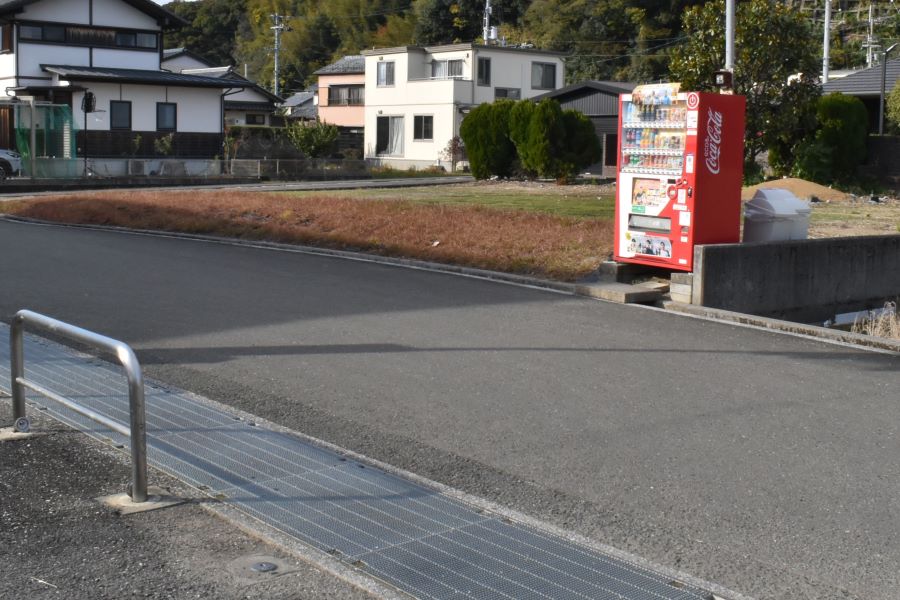 自動販売機。車に気をつけて渡ってください