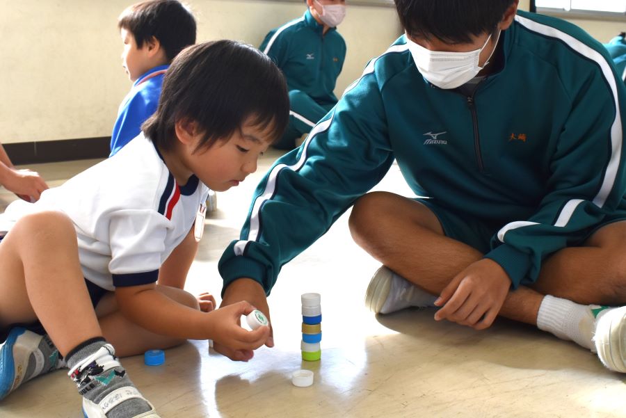 そっと慎重に…積み上げ遊びが一番人気。