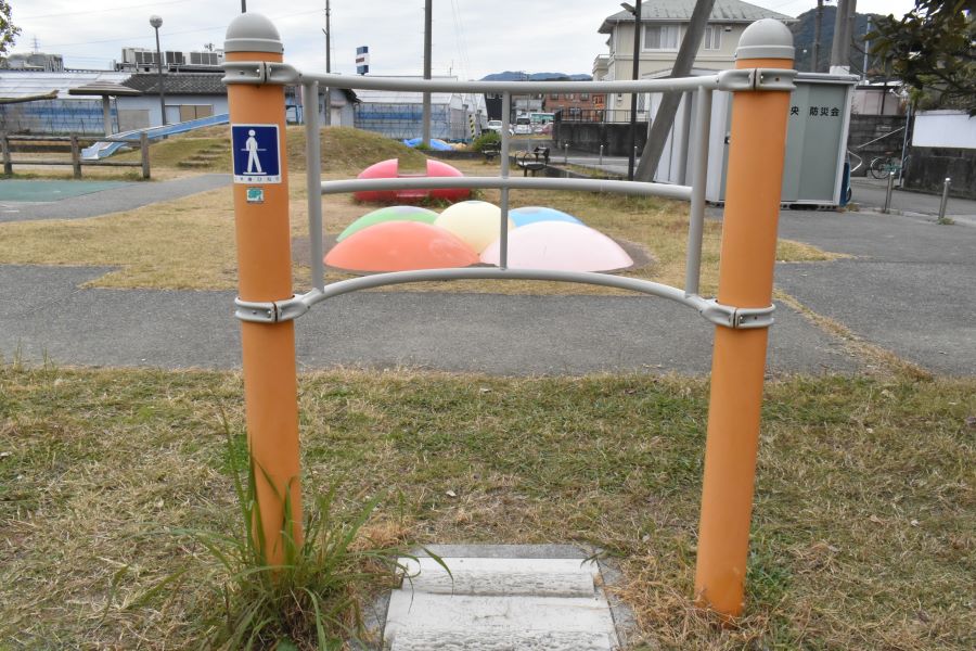 アーチ状の手すりを持って上体ひねり