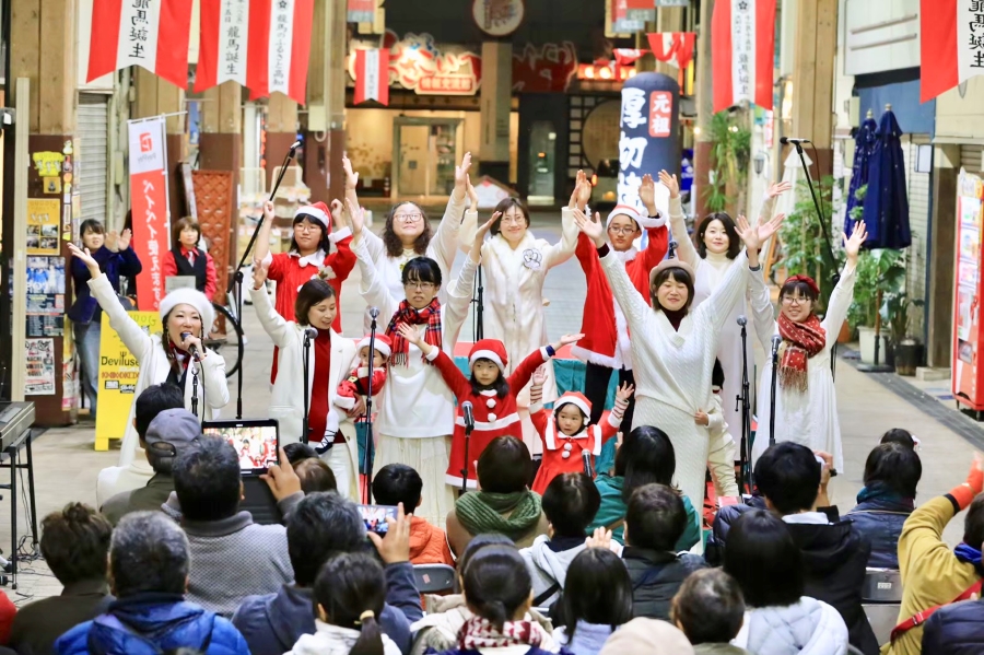 はりまや橋商店街でのイベントに出演。地道な勧誘も続けています（提供写真）