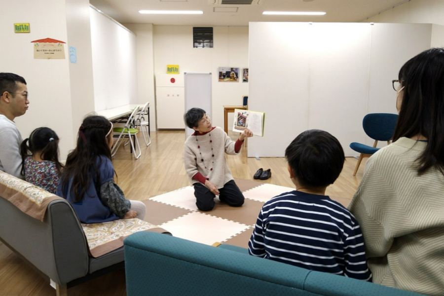 高知こどもの図書館では子どもの本専門の図書館ならではの子育て支援に取り組んでいます（写真はつむサポのインスタグラムより）