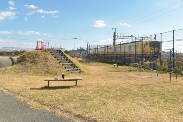 石渕公園｜ママ鉄、パパ鉄、子鉄注目！アンパンマン列車が目の前を通る、日差しや雨対策もできる高架下の公園