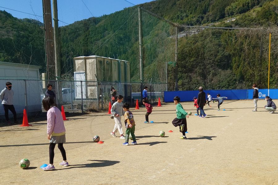 高知市で「ふれあいサッカー体験DAY」（城ノ平運動公園）｜親子でドリブル、パス、シュートに挑戦！参加無料です