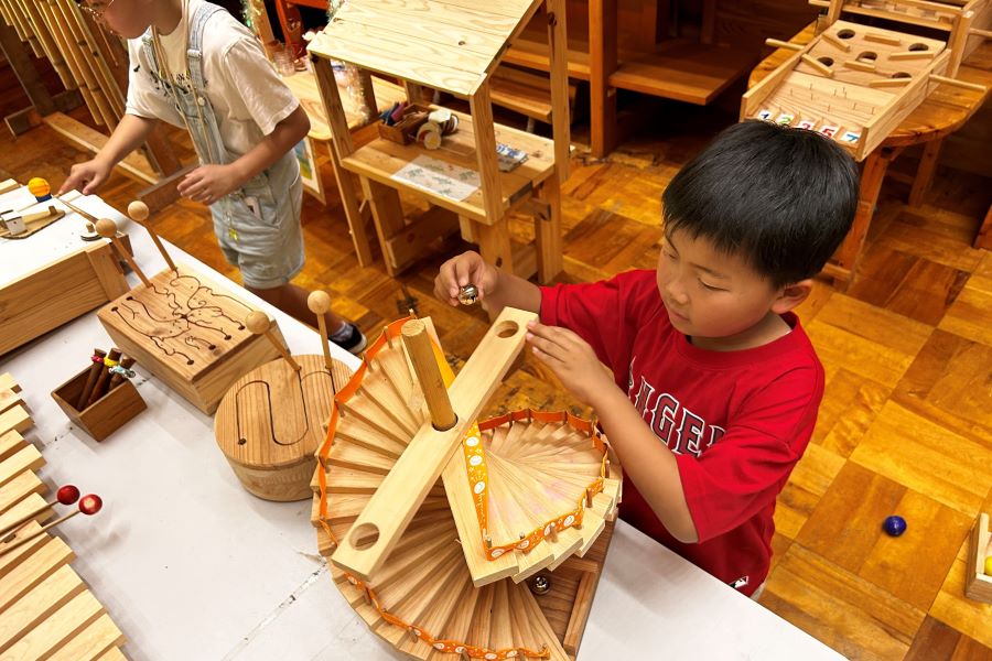 森林学習展示館には木の手作りおもちゃがいっぱい！