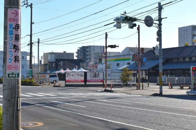 「漁ま」と「こじゃんと広場」の大きな看板が目印。この信号を右折します