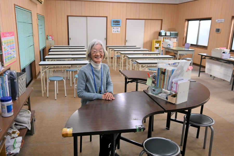 萩野先生の定位置は教室の入り口近くのこの机。ドアを開けた子どもを一番に迎えます