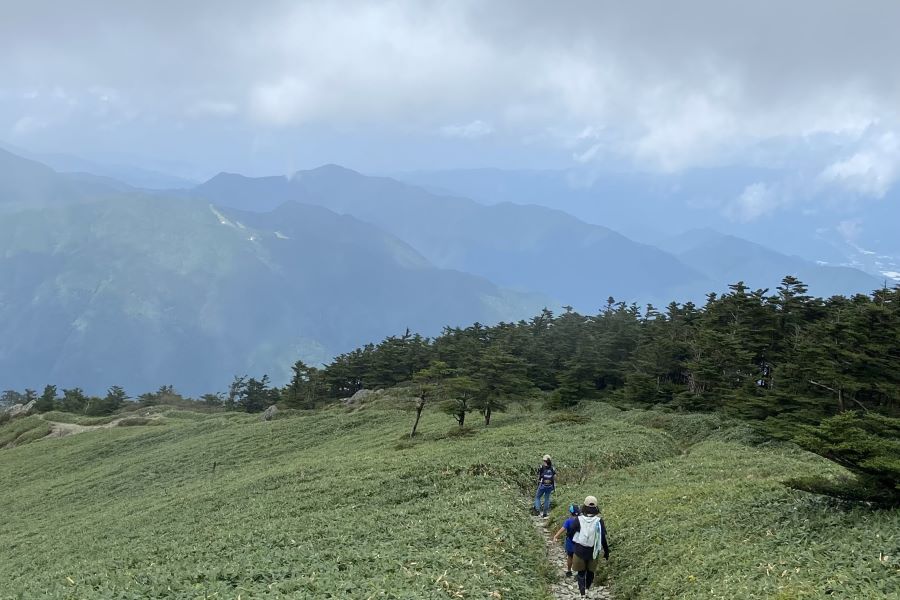 雄大な景色を眺めながらてくてくと