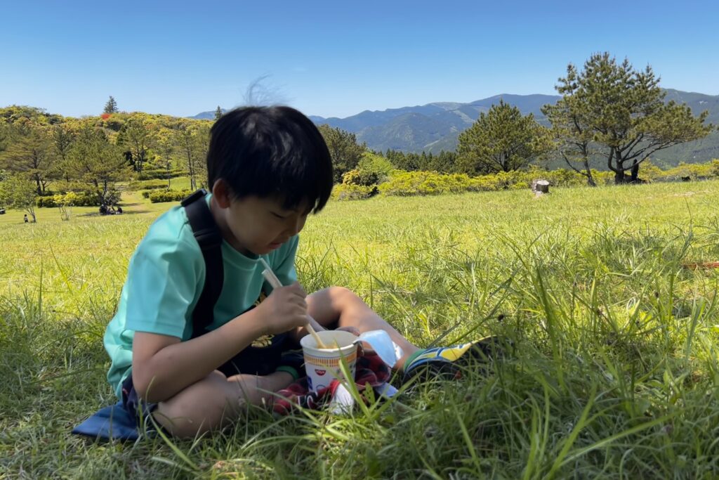 お湯を入れた水筒を持参して…山で食べるカップラーメンは格別