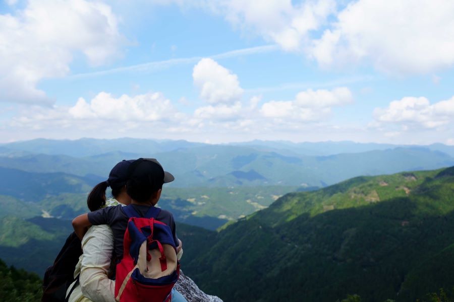 落ちないように抱っこで移動…四国の山並みが広がります