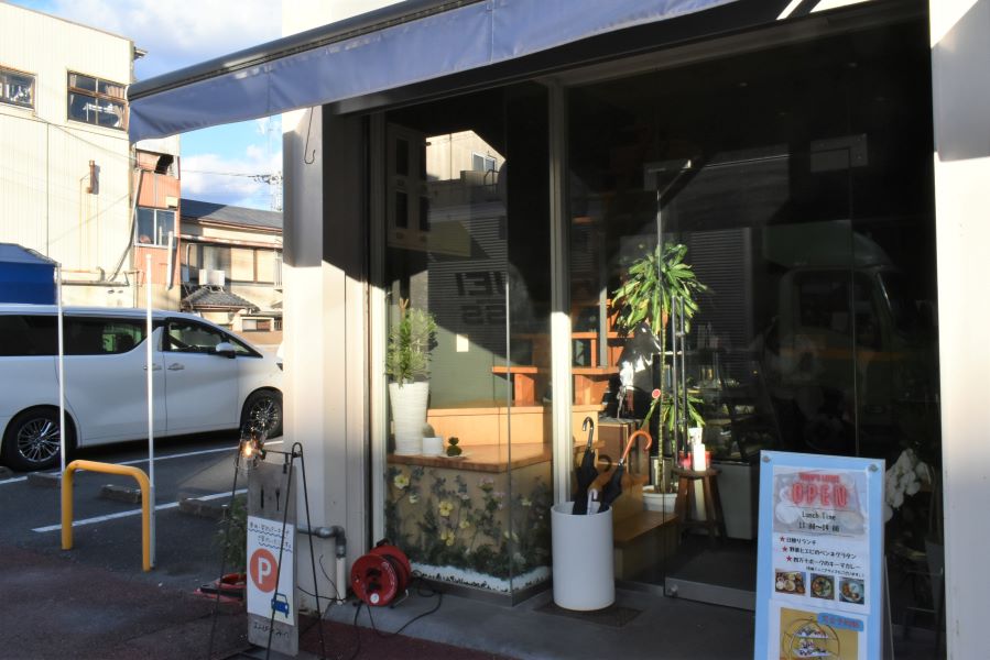 愛宕商店街の南入り口、ファミリーマートの角からすぐです