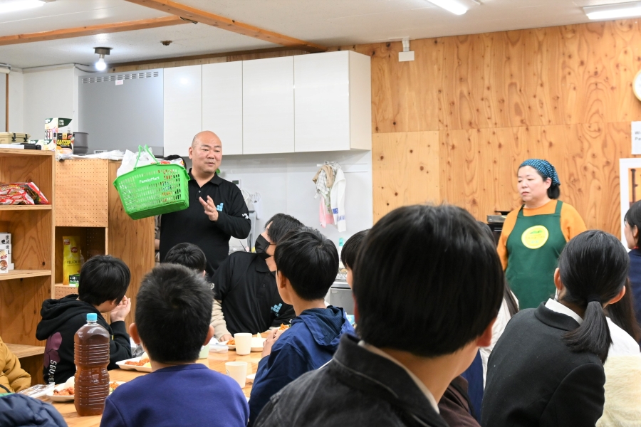 食材を提供した企業も紹介。たくさんの大人たちが支援していることを子どもたちに伝えています