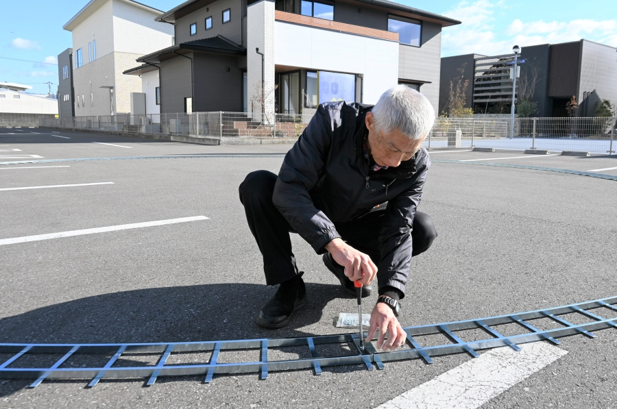 脱線しないように、ボルトでしっかり締めていきます