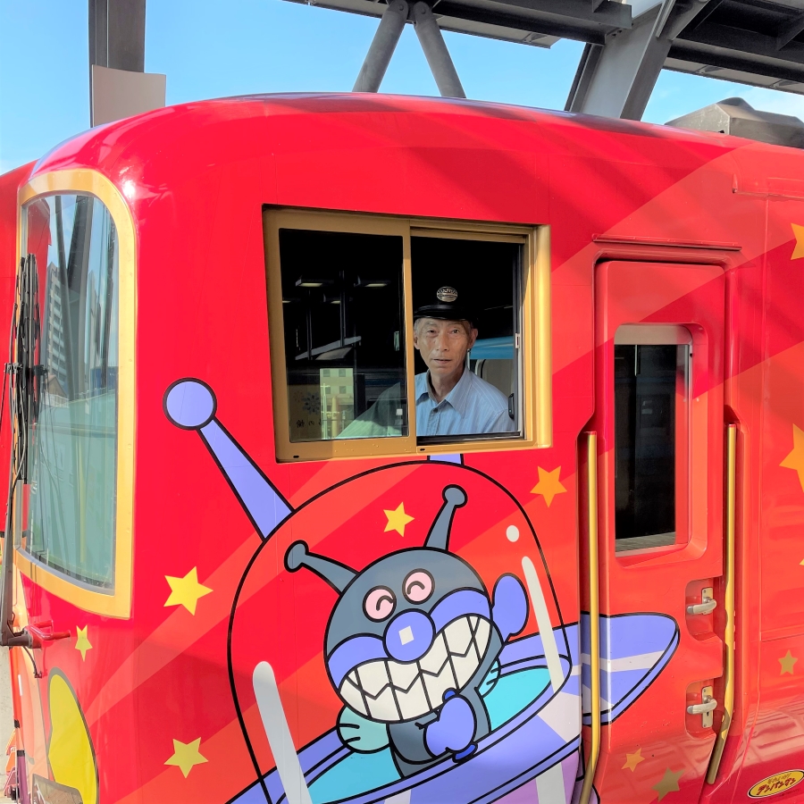 JRでは土讃線を担当。アンパンマン列車も走らせました（写真は山﨑さん提供）