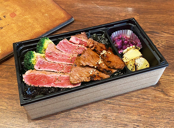 【炭火焼肉 泉味亭】北海道産和牛ランプステーキとイチボ二種盛弁当（1折 2376円）