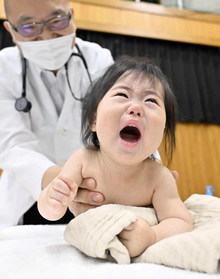 ぎゃん泣きに先生も思わず笑顔!