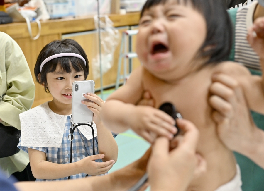 成長の記念にもなる赤ちゃん会。お姉ちゃんがばっちり撮影!