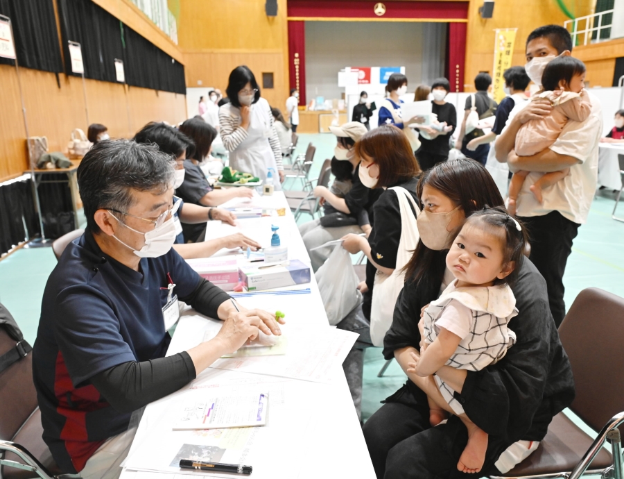 お母さんがお話中…周囲に興味津々です