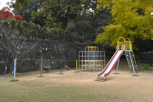 横内公園｜小高い丘は街並みを見渡せる絶景スポット！どんぐりがいっぱい！