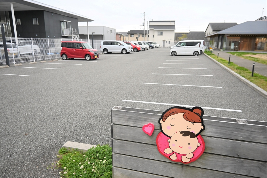 駐車場は広々！