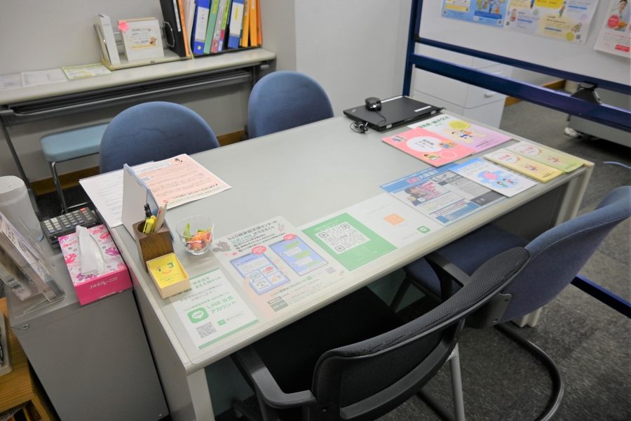 はじめに手前にある受け付けで、相談内容などを聞き取っていきます