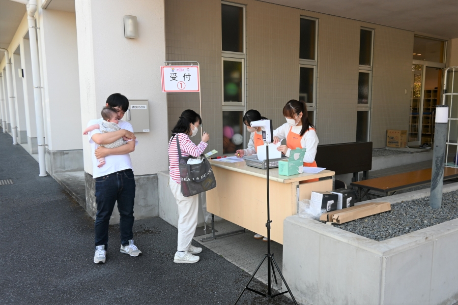 受け付けは体育館の外にあります
