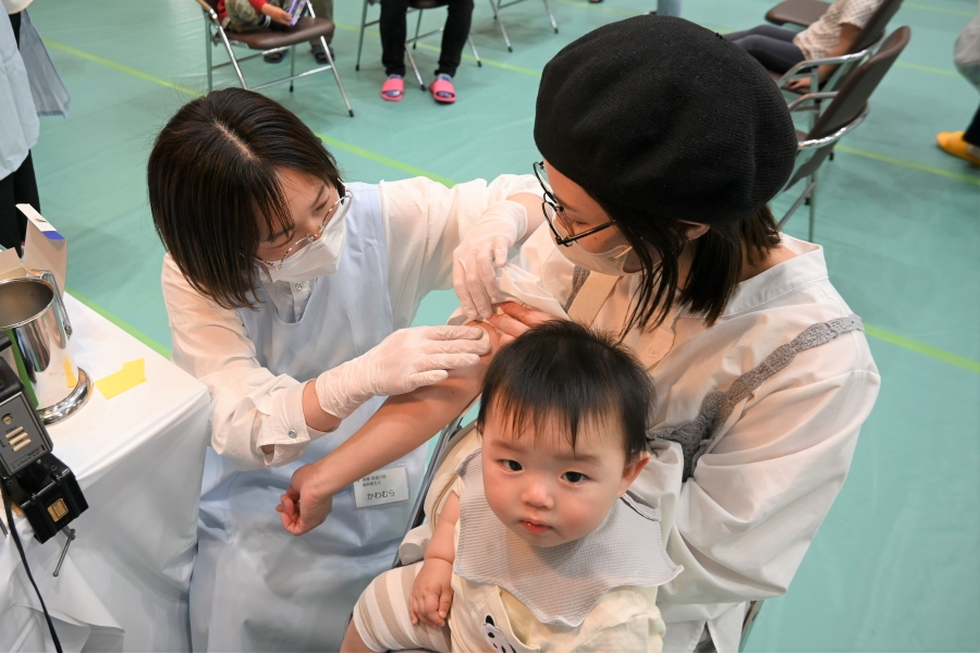 結果が出るのは15分後。お母さんの腕に貼っておきます