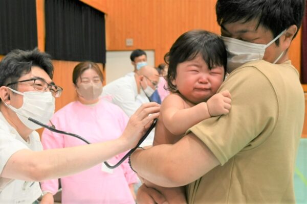 【2025年】第91回赤ちゃん会・幡多会場に114人が参加しました｜測定、診察、歯科検診…元気いっぱい泣いて頑張りました！