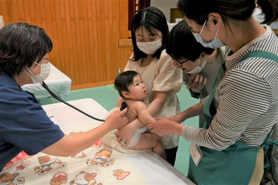 聴診器は背中から