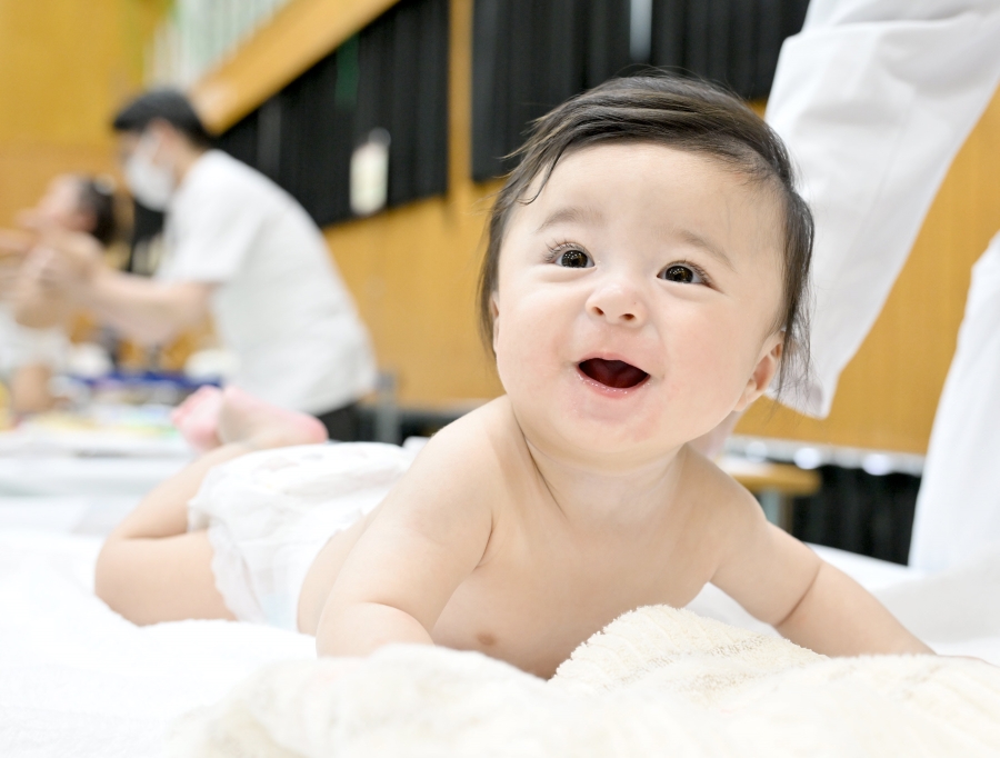 うつぶせでにっこり笑顔!