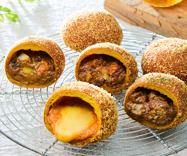 【ハウス カレーパンノヒ】バーモントカレーパン、ジャワカレーパン(1 個 450 円)、濃厚チーズカレーパン、角切りビーフカレーパン(1 個 550 円)
