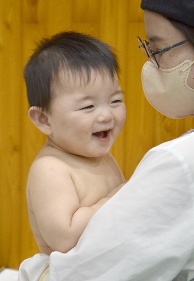 お母さんの腕の中は安心するね