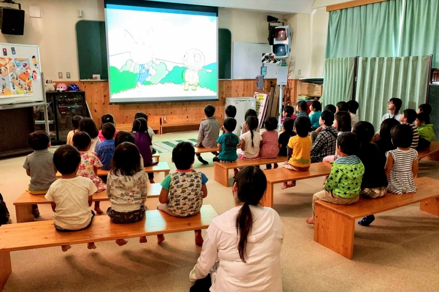 屋内で交通安全について学びます（提供写真）
