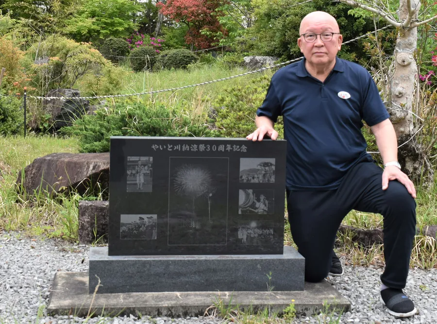 2019年に建立された30周年記念碑と藤田卓也さん。「地域の皆さんから再開への期待が寄せられています」