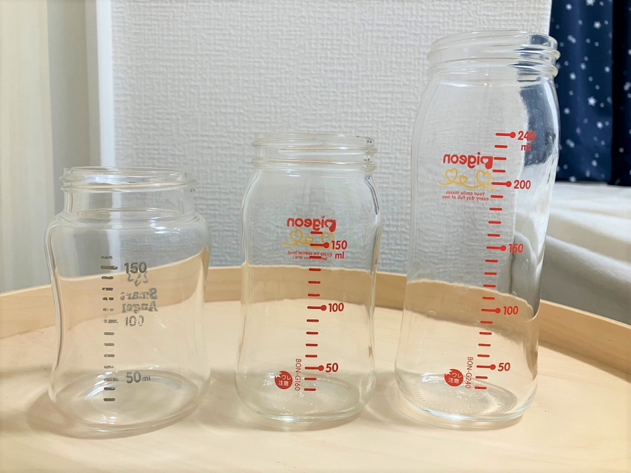 いつも飲んでいる哺乳瓶は真ん中。なつみさんは右の大きいサイズに移し替えましたが、正解は「左の小さい哺乳瓶に満タン」でした(写真はなつみさん提供)