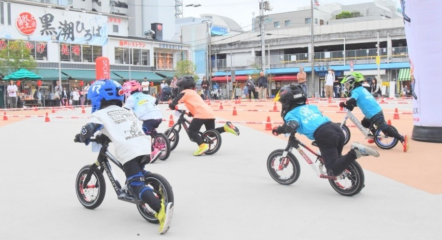 高知市で「第2戦 MAXライダー2025 in 高知&無料体験」(おまち多目的広場)|足でキックしながら進むキックバイクに乗ってみませんか?