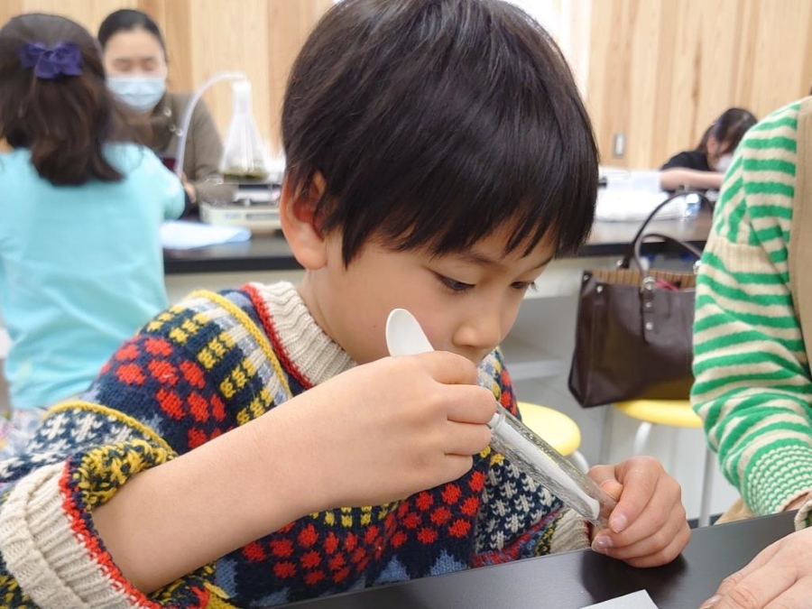 実験で香りの秘密に迫ります(高知県立牧野植物園提供)