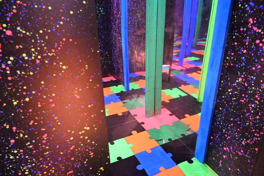 裸眼だとこんな感じ。3Dメガネを掛けたら…?