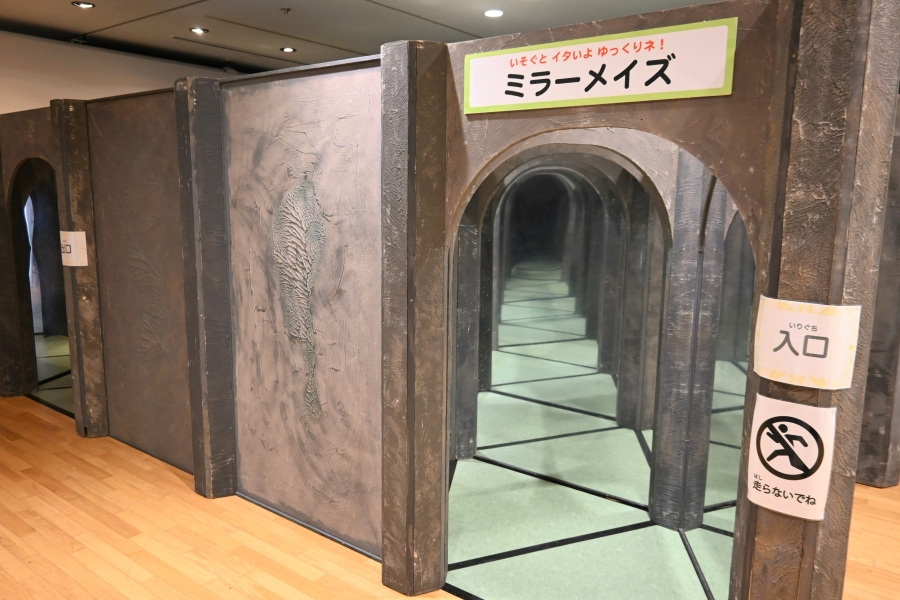 鏡の迷路「ミラーメイズ」