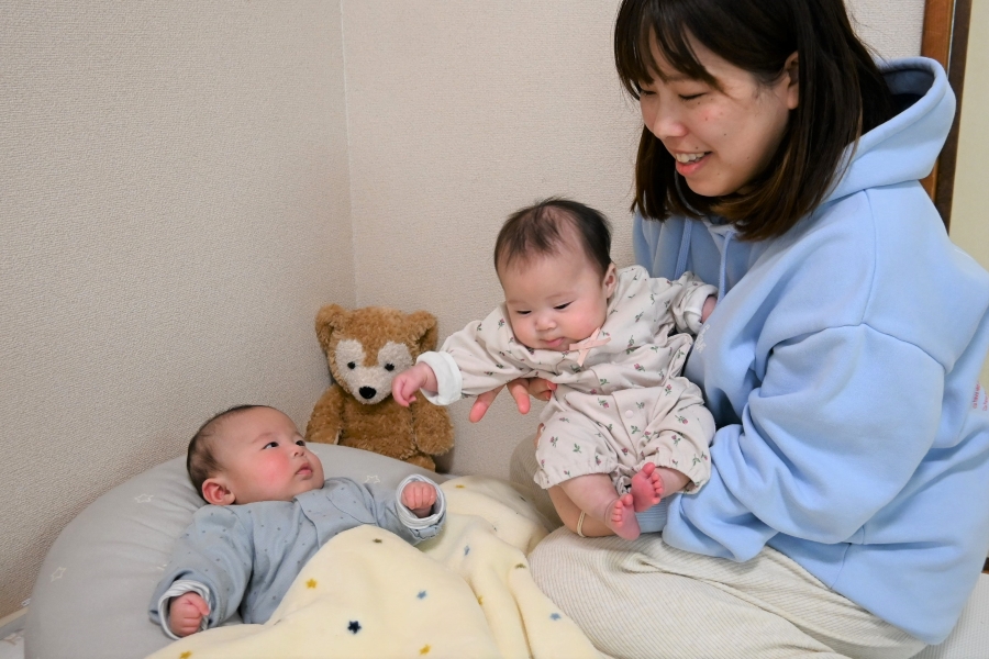 生後3カ月のとうまくん(左)となのかちゃん。ふうまくんが登園中はお母さんと3人の時間です
