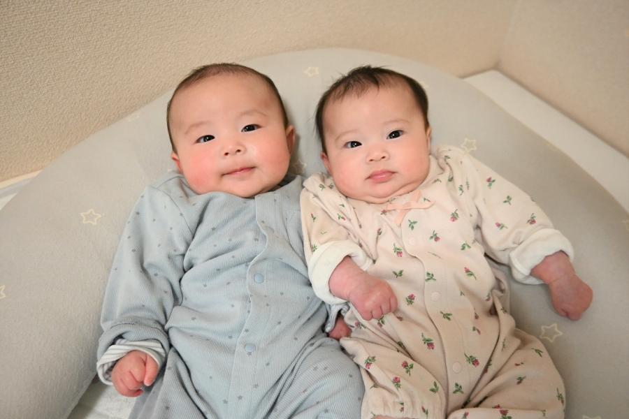 【双子育児・妊娠期~生後3カ月】双子育児ってどんな感じ?生活リズムは?準備しておくことは?|ココハレサポーターズ・武内さんに聞きました