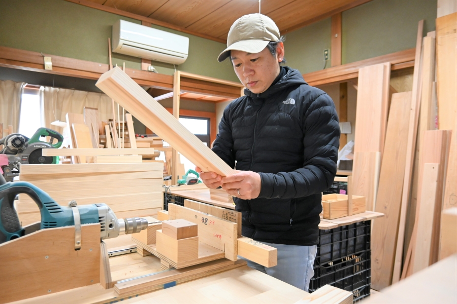 「どうぞのいす」のキットは作業場で作っています
