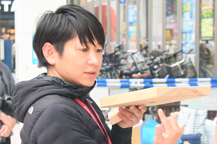 「家業を継ぐ」という考えはありませんでしたが、木材は身近な存在。「端材を集めて売って、父親に怒られたこともありました」