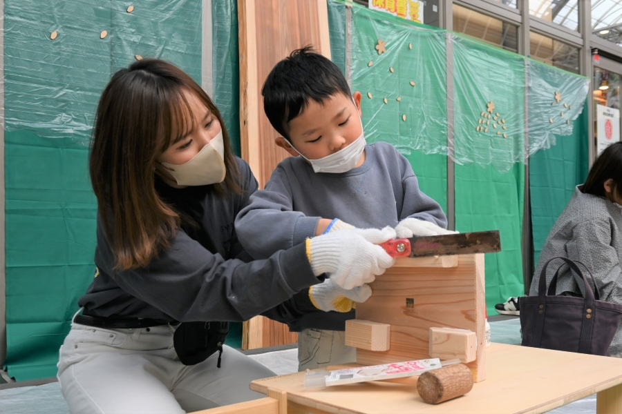 のこぎりに挑戦!親子で協力していきます