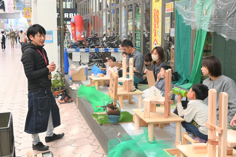 「どうぞのいす」に使われる杉も天然乾燥の木材です