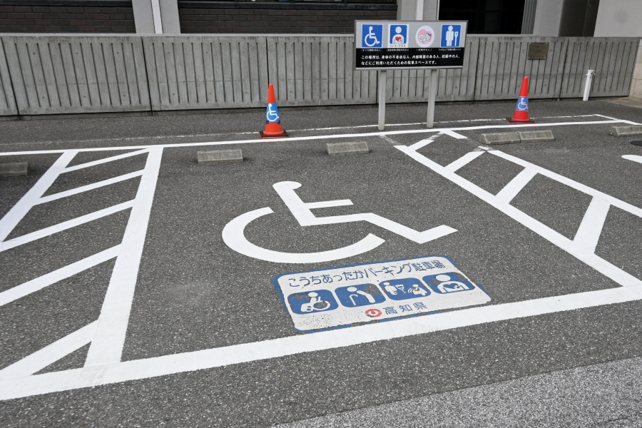 車いすマークの駐車場の幅は一般の駐車場より広い3.5メートルと規定されています