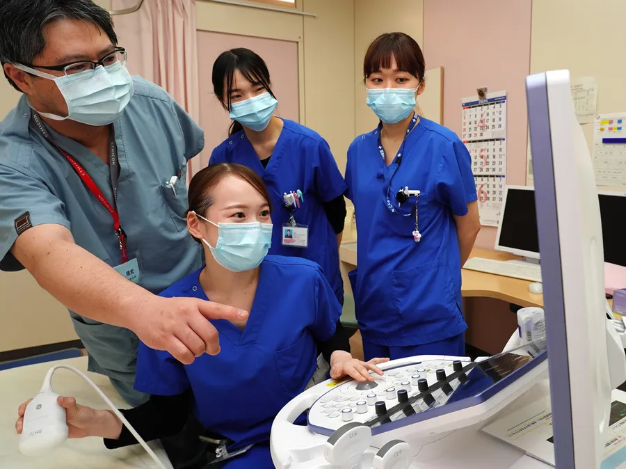 エコー検査の指導を受ける(高知市池の高知医療センター)