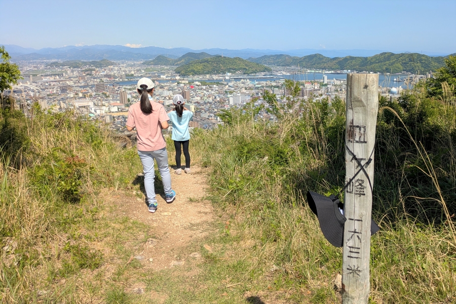 皿ケ峰の頂上にて。思っていた以上に達成感がありました