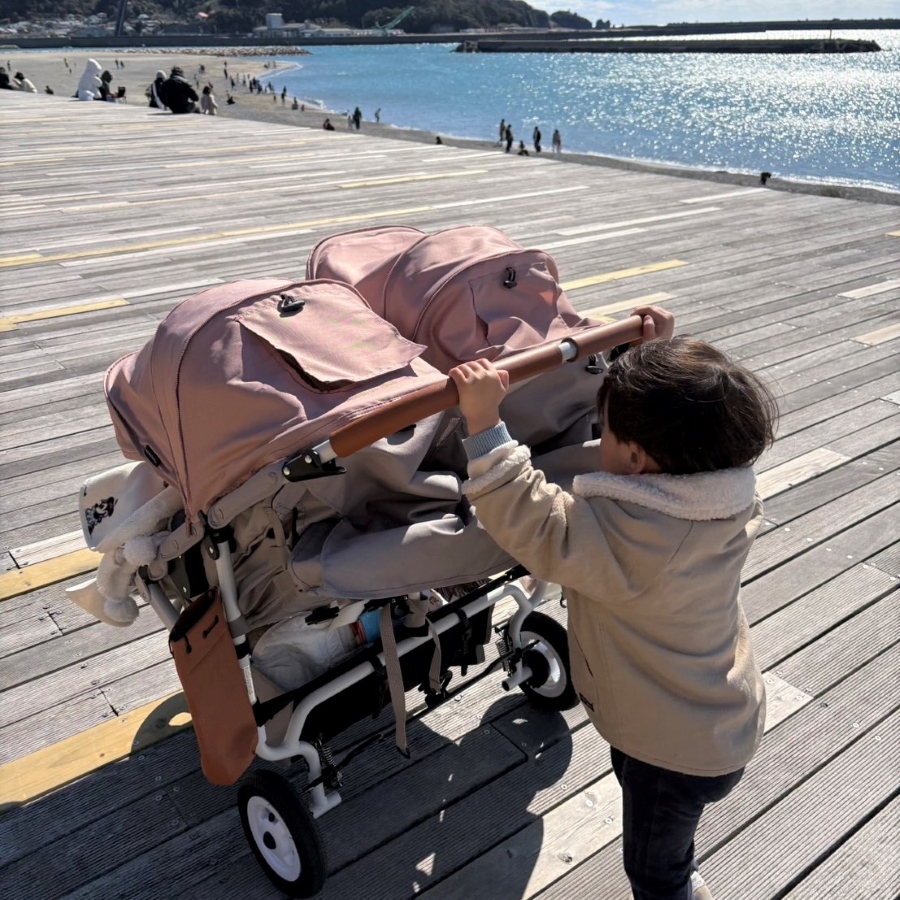 双子育児、お兄ちゃんもお手伝い