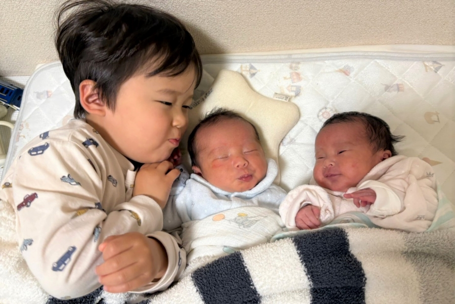 きょうだい3人がそろいました!なのかちゃんが入院中、ふうまくんは「もう一人の赤ちゃんは?」と気にしていたそうです